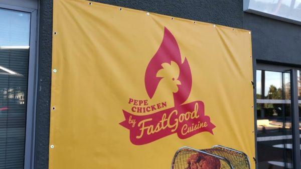 Enseigne jaune « PEPE CHICKEN by FastGood Cuisine », ornée d’un logo de poulet