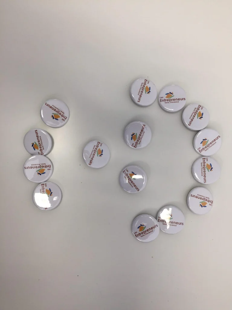 Badge publicitaire avec épingle