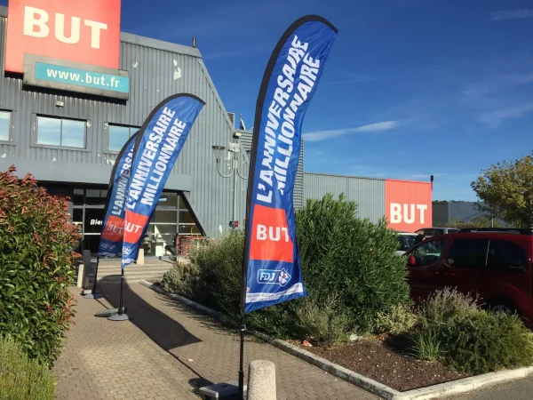 but le pontet drapeaux publicitaires Avignon