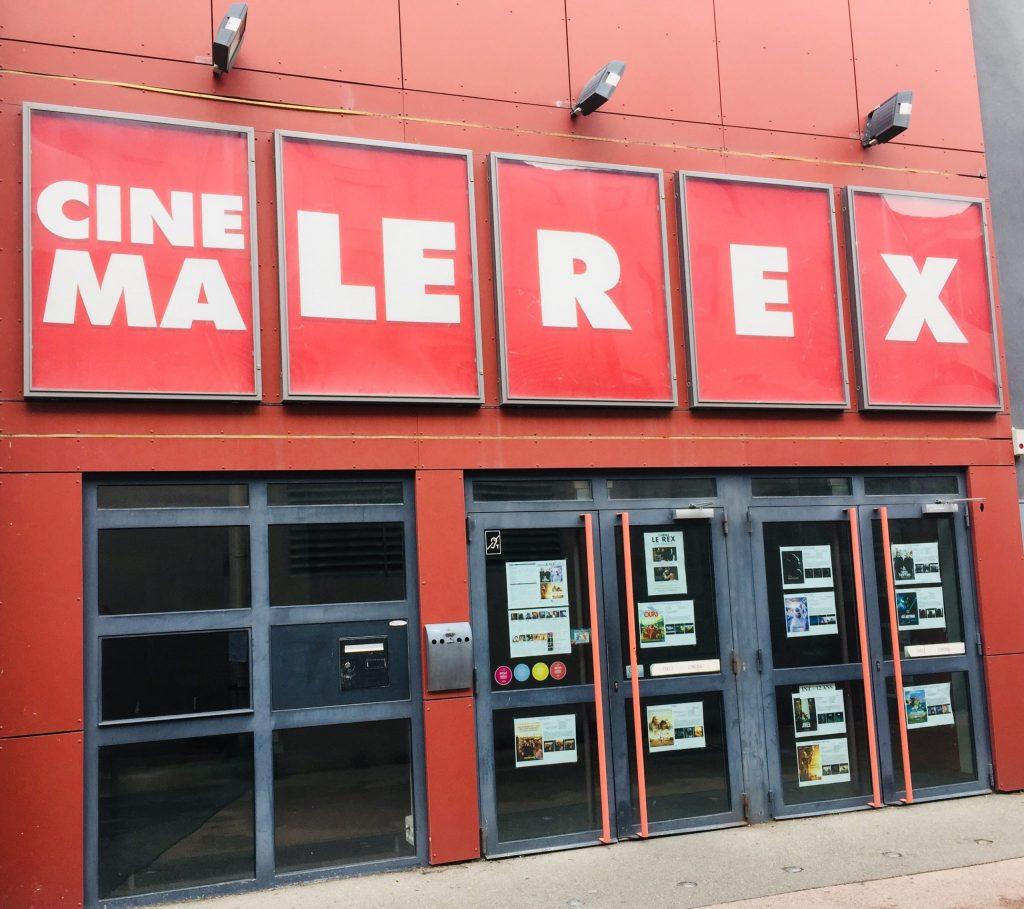Enseignes et panneaux pour cinéma