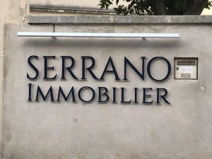 Enseigne avec lettres Pvc et éclairage rampe