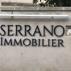 Enseigne avec lettres Pvc et éclairage rampe