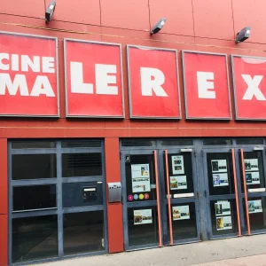 Enseignes et panneaux pour cinéma