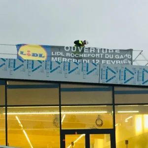 pose d'une bache microperforée pour LIDL avignon