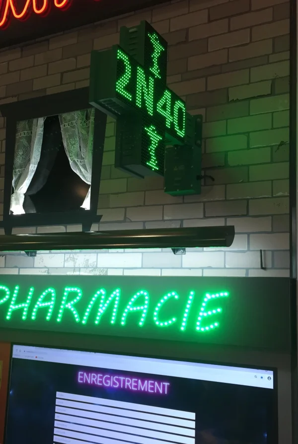 enseigne de pharmacie et signalétique lumineuse pour croix néon