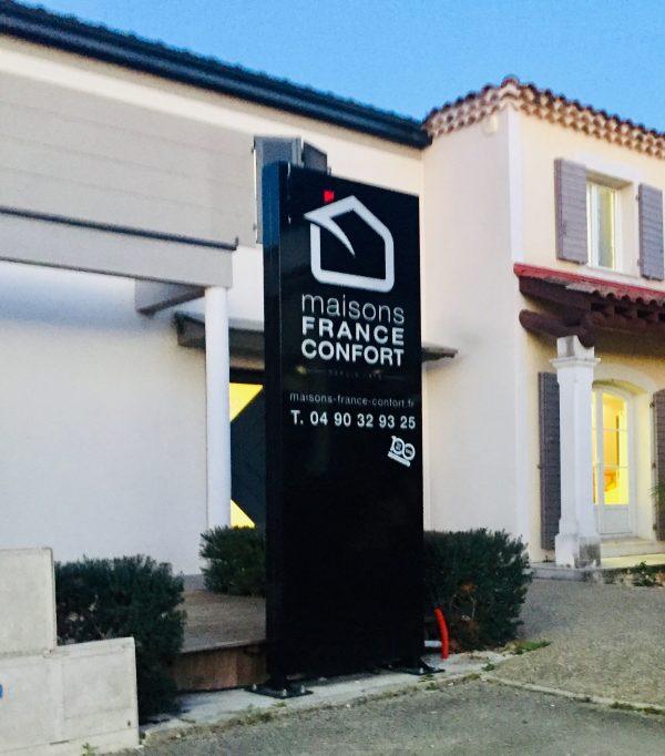 Enseigne lumineuse panneau Cavaillon Avignon Totem
