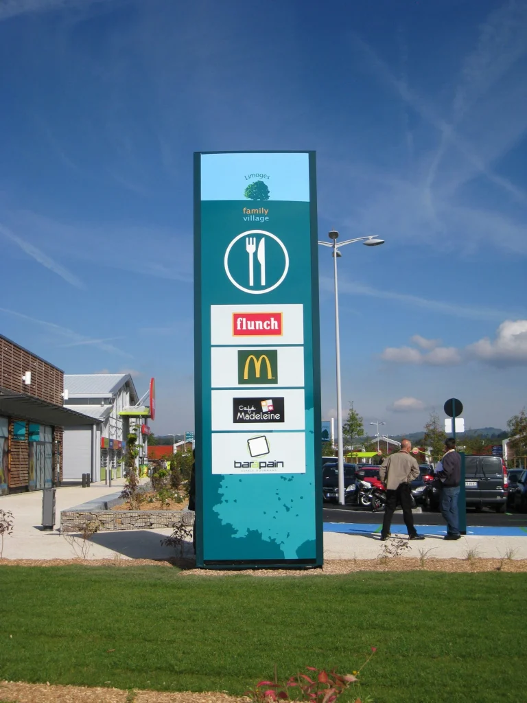 Totem lumineux zone commerciale du pontet Avignon