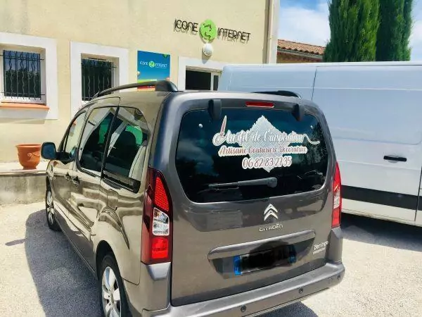 Lettrage arrière véhicule