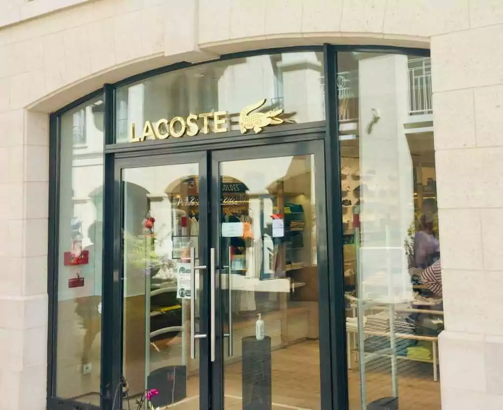 enseigne magasin de sport lacoste