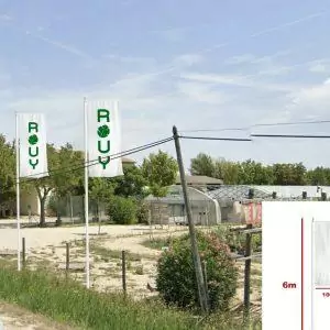 drapeau et mat bord de route