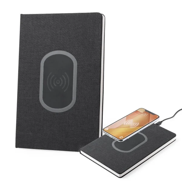 Chargeur de cahier en polyester 300D robuste avec chargeur sans fil intégré. Conception sobre et station de recharge originale sur le couvercle. Inclut 80 feuilles avec un arrangement de rayure. Sans Fil. Couverture Rigide. 80 Feuilles. Câble Inclus Polyester 300D