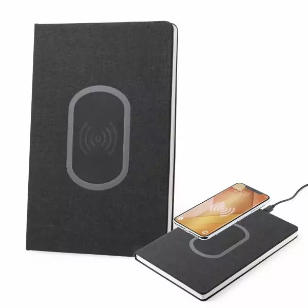 Chargeur de cahier en polyester 300D robuste avec chargeur sans fil intégré. Conception sobre et station de recharge originale sur le couvercle. Inclut 80 feuilles avec un arrangement de rayure. Sans Fil. Couverture Rigide. 80 Feuilles. Câble Inclus Polyester 300D