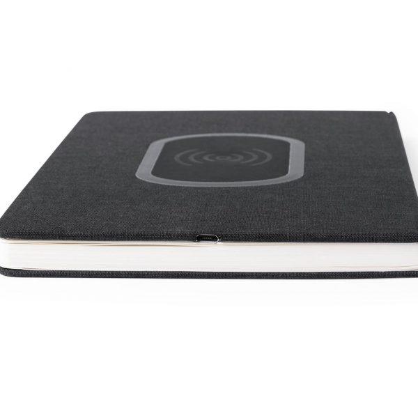 Chargeur de cahier en polyester 300D robuste avec chargeur sans fil intégré. Conception sobre et station de recharge originale sur le couvercle. Inclut 80 feuilles avec un arrangement de rayure. Sans Fil. Couverture Rigide. 80 Feuilles. Câble Inclus Polyester 300D