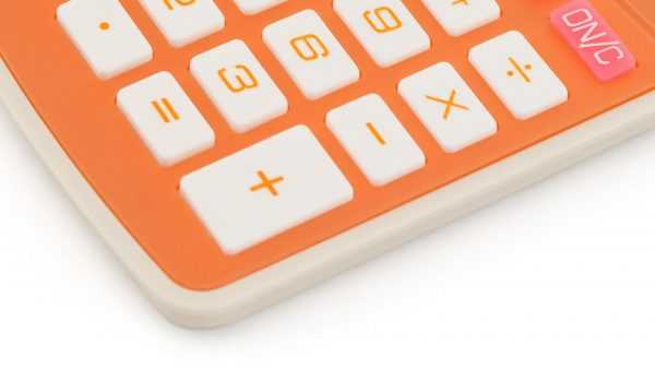Calculatrice à 8 chiffres de conception bicolore originale avec couleurs vives et clavier souple. Pile bouton incluse avec film de protection. Présentée dans une boîte individuelle. Pile Bouton Inclus