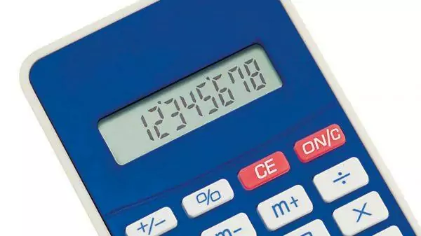 Calculatrice à 8 chiffres de conception bicolore originale avec couleurs vives et clavier souple. Pile bouton incluse avec film de protection. Présentée dans une boîte individuelle. Pile Bouton Inclus