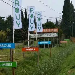 drapeau et mat bord de route pepiniere