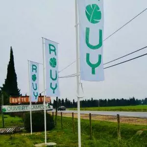 drapeau et mat bord de route pepiniere