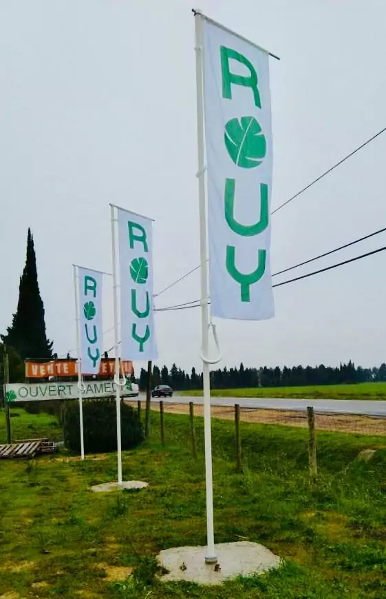 drapeau et mat bord de route pepiniere