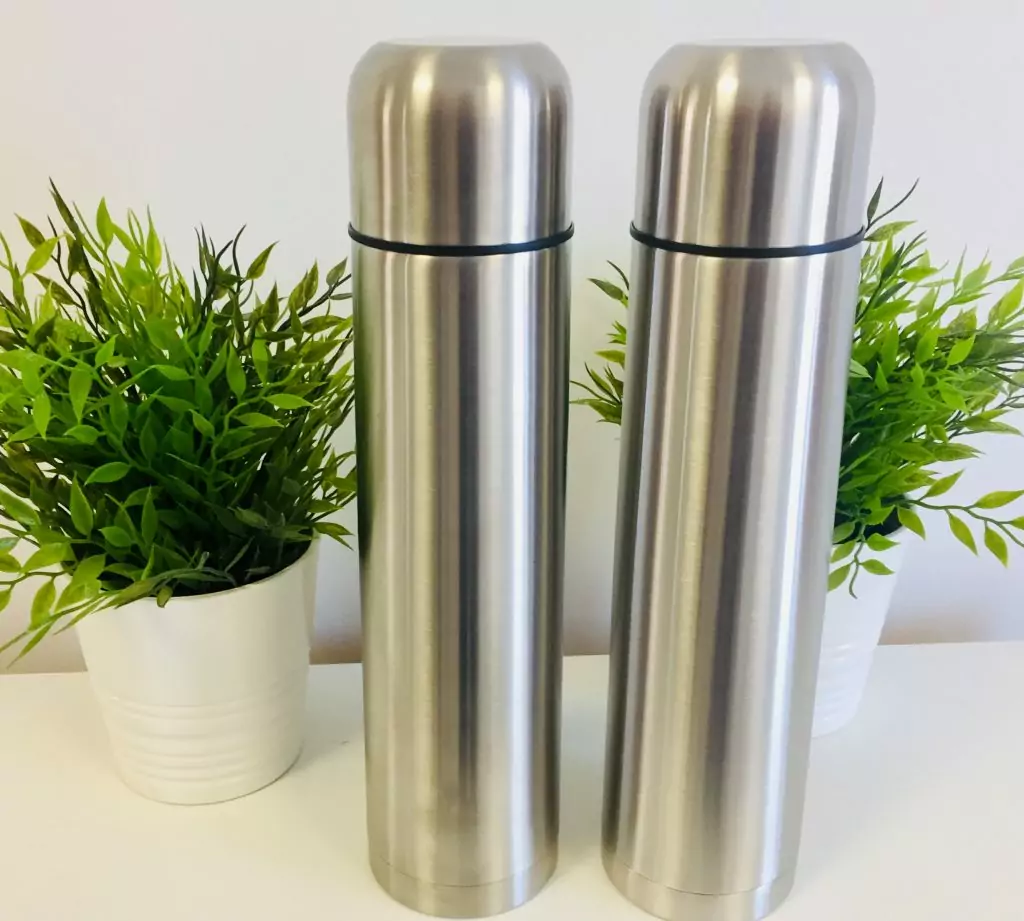 Désignation Thermos double paroi 1l Couleur Aucun coloris Référence CU01 Matière Acier inoxydable Description Thermos de 1 l. Dimensions 32,5 x diam. 7,5/8 cm Poids 808g Conditionnement Boîte unitaire