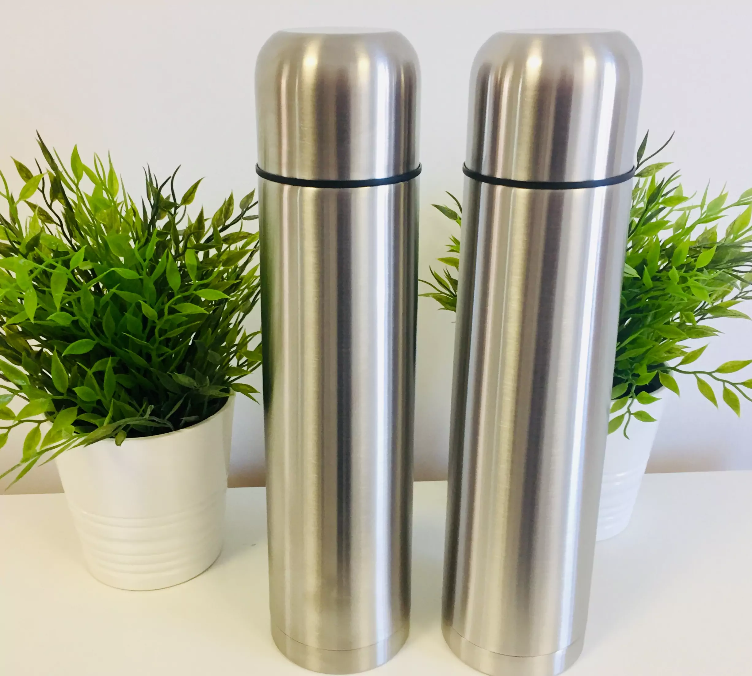 Désignation Thermos double paroi 1l Couleur Aucun coloris Référence CU01 Matière Acier inoxydable Description Thermos de 1 l. Dimensions 32,5 x diam. 7,5/8 cm Poids 808g Conditionnement Boîte unitaire