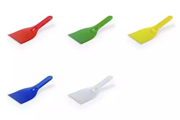 Grattoir à glace en matériau résistant de couleurs vives. Avec poignée confortable et grande palette.