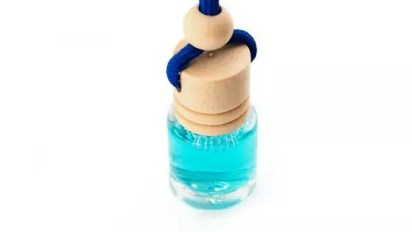 Parfum d´ambiance senteur Océan. Pot en verre de 5 ml avec bouchon en bois, cordon assorti et accessoire de réglage en bois. Présenté dans une petite boite individuelle en PVC. 5 ml. Arôme Océan Verre