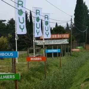 drapeau et mat bord de route pepiniere