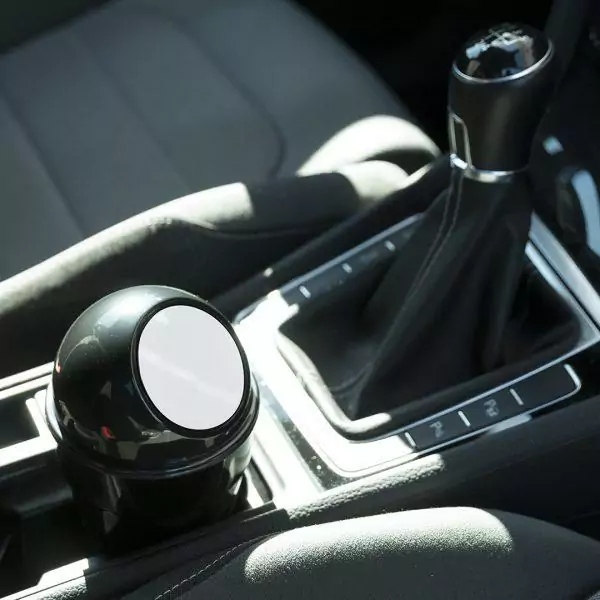 Corbeille à placer dans l´emplacement du cendrier de la voiture. Munie d´un couvercle à fermeture automatique. Design bicolore élégant.