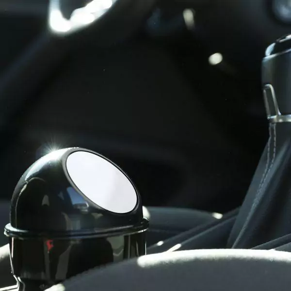 Corbeille à placer dans l´emplacement du cendrier de la voiture. Munie d´un couvercle à fermeture automatique. Design bicolore élégant.