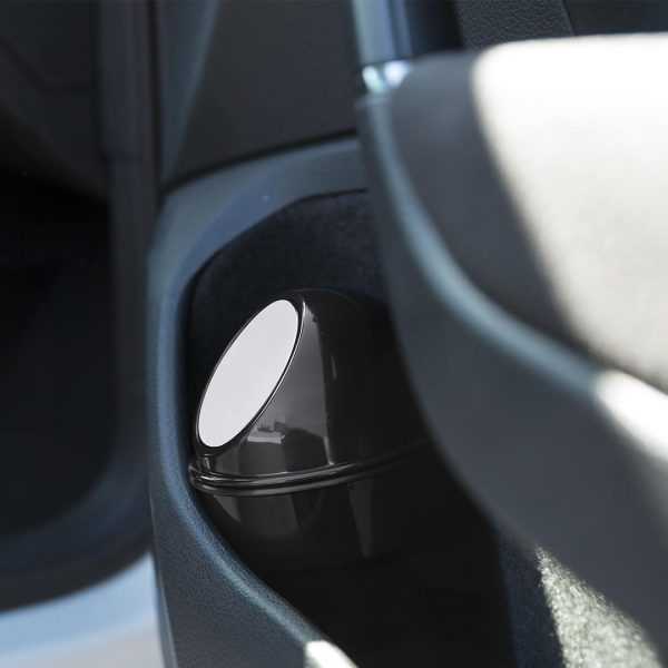 Corbeille à placer dans l´emplacement du cendrier de la voiture. Munie d´un couvercle à fermeture automatique. Design bicolore élégant.