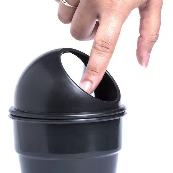 Corbeille à placer dans l´emplacement du cendrier de la voiture. Munie d´un couvercle à fermeture automatique. Design bicolore élégant.