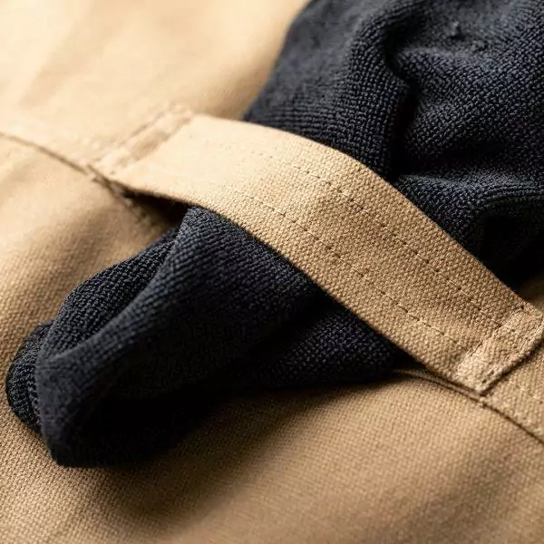 Tablier de haute qualité en matière résistante. Toile 100% coton de 340g/m2. Coupe sous le genou, avec sangles en similicuir robuste. Boucles et rivets en métal. Comprend différentes types de poches avec coutures renforcées. 100% Coton/ Similicuir