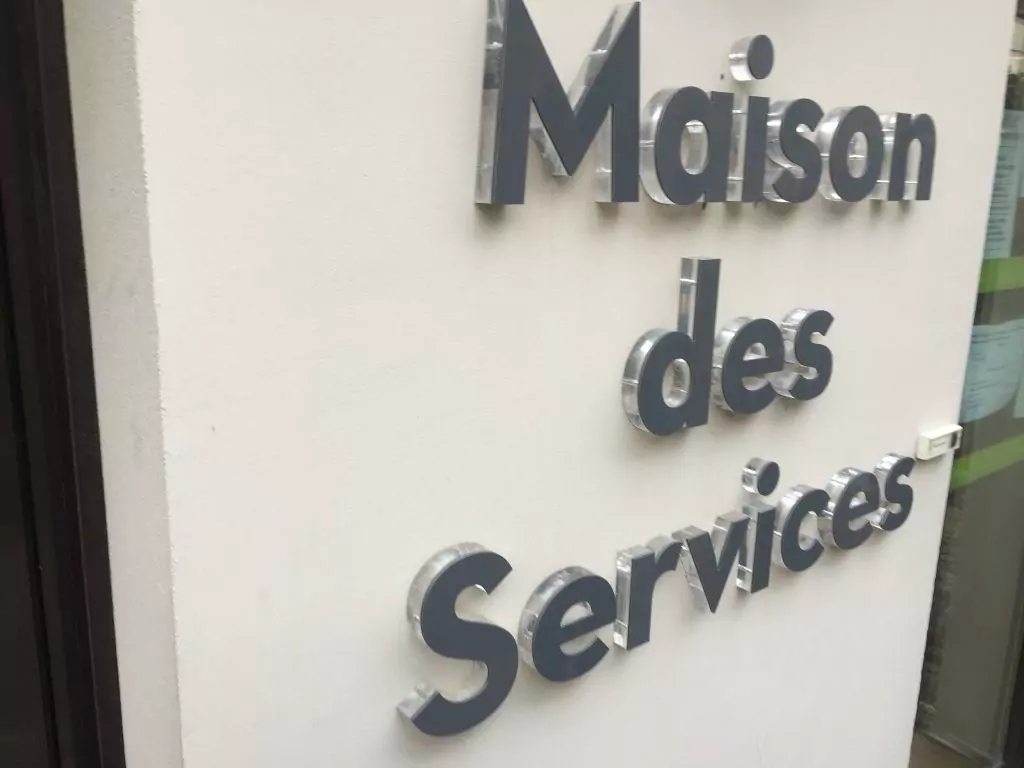 Enseigne lumineuse lettres découpées