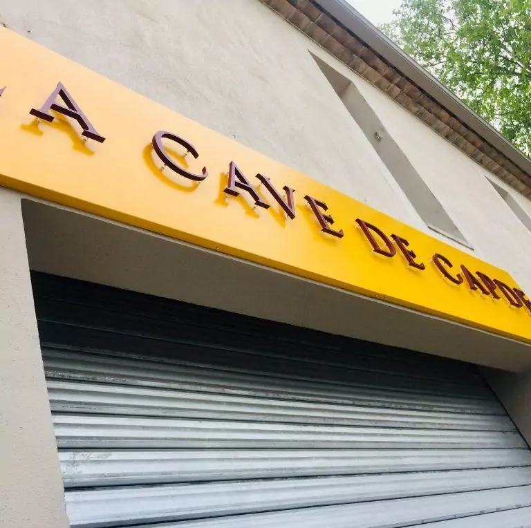 Panneau enseigne Avigin lettres découpées