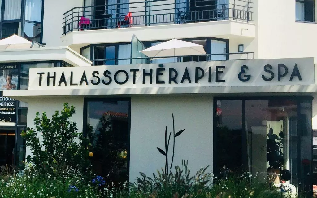 Enseigne lettres découpées sur entretoises nimes