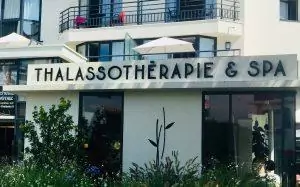 Enseigne lettres découpées sur entretoises nimes