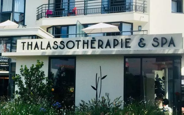 Enseigne lettres découpées sur entretoises nimes
