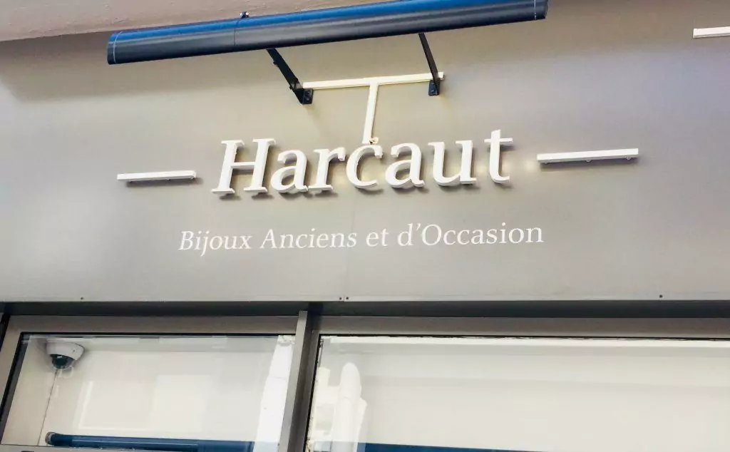 Lettres lumineuse sur entretoises