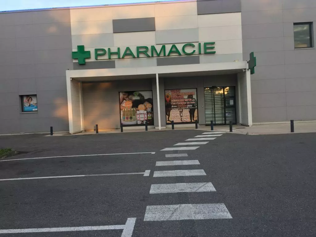 enseigne pharmacie lettres decoupées lumineuses