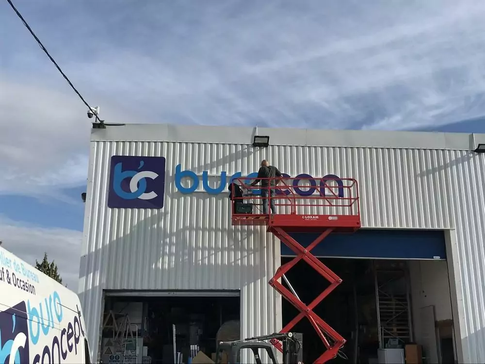 enseigne lettre découpée