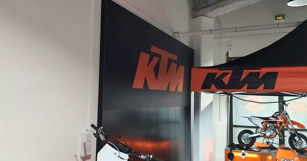 Panneau dibond noir moto