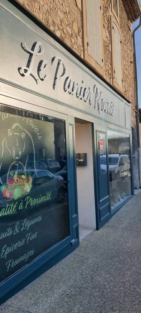 enseigne lettres découpées Noves