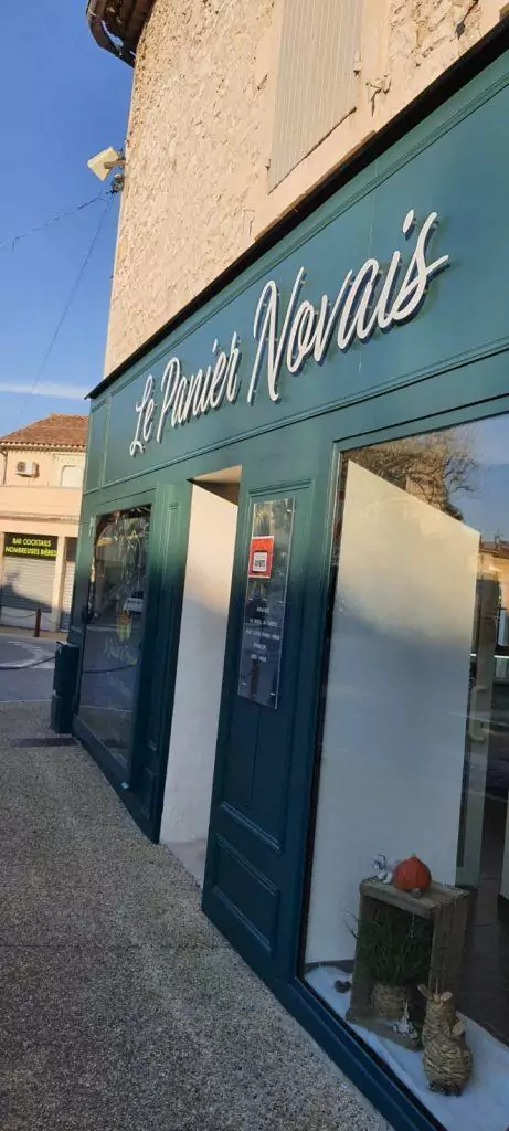 enseigne lettres découpées Noves