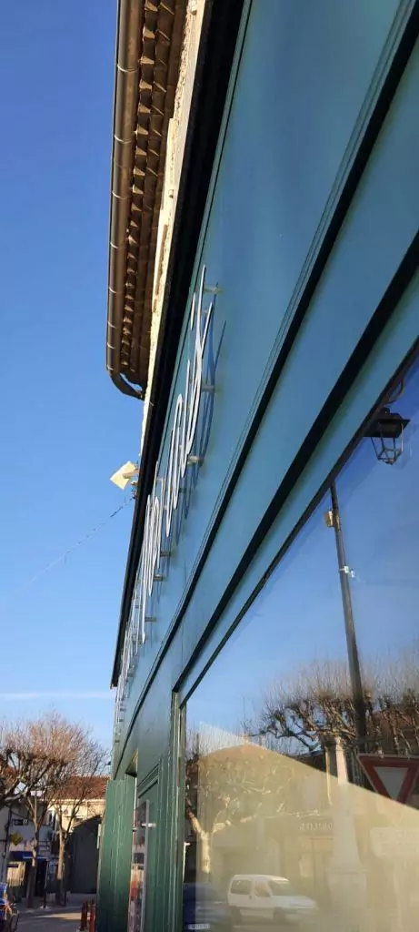 enseigne lettres découpées Noves
