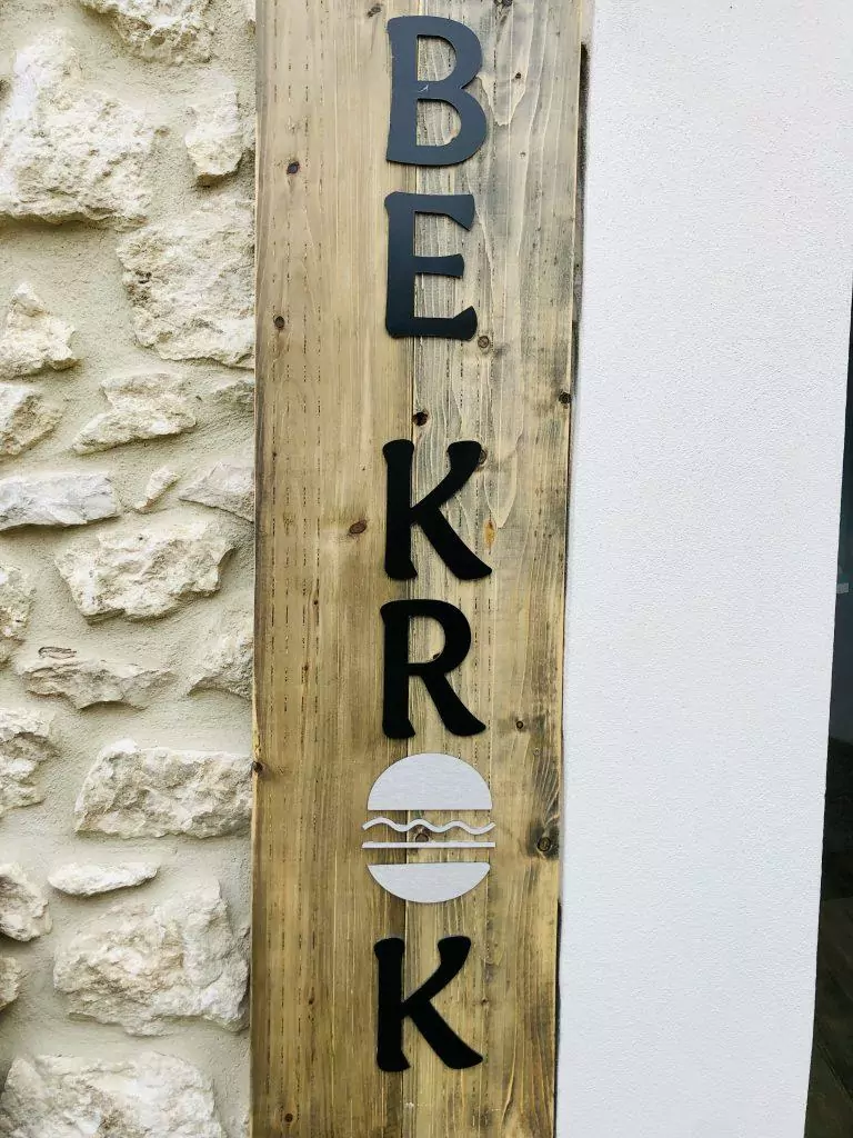 Enseigne lettres découpée support bois