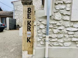 Enseigne lettres découpée support bois