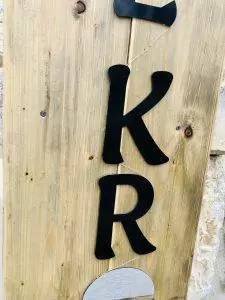Enseigne lettres découpée support bois