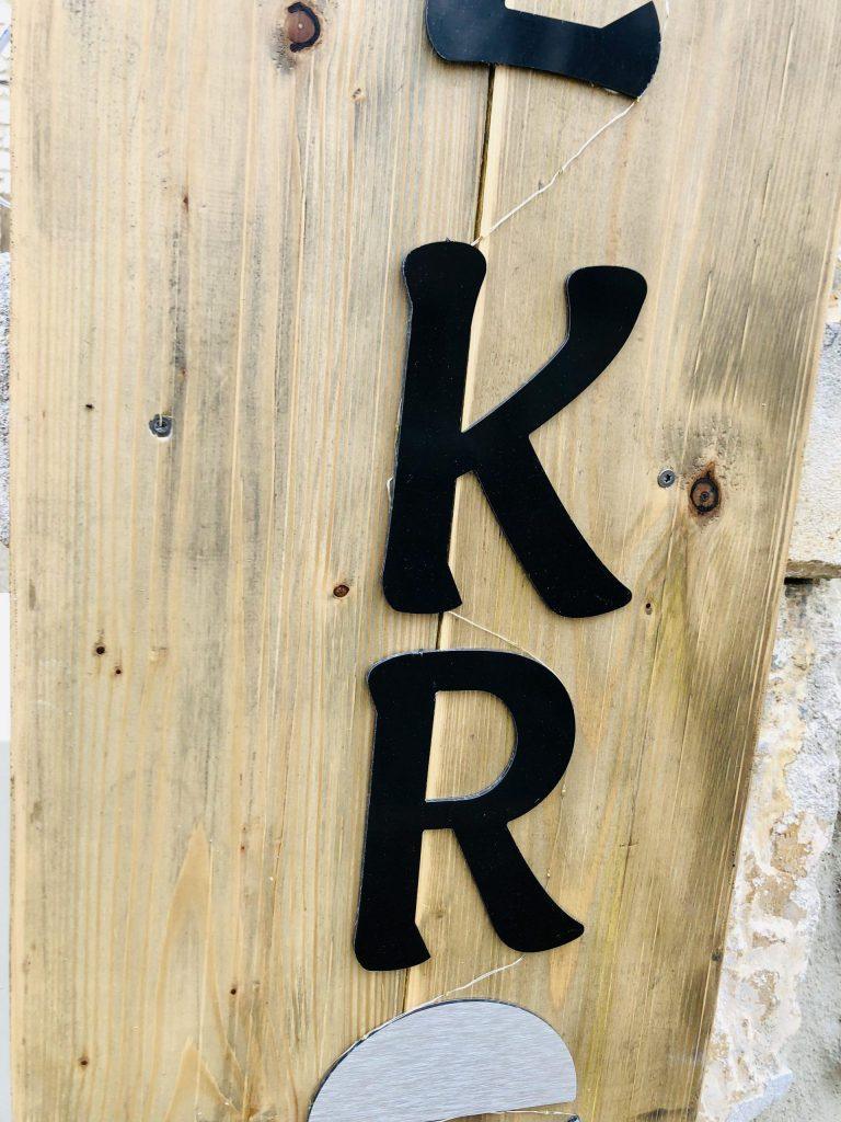 Enseigne lettres découpée support bois
