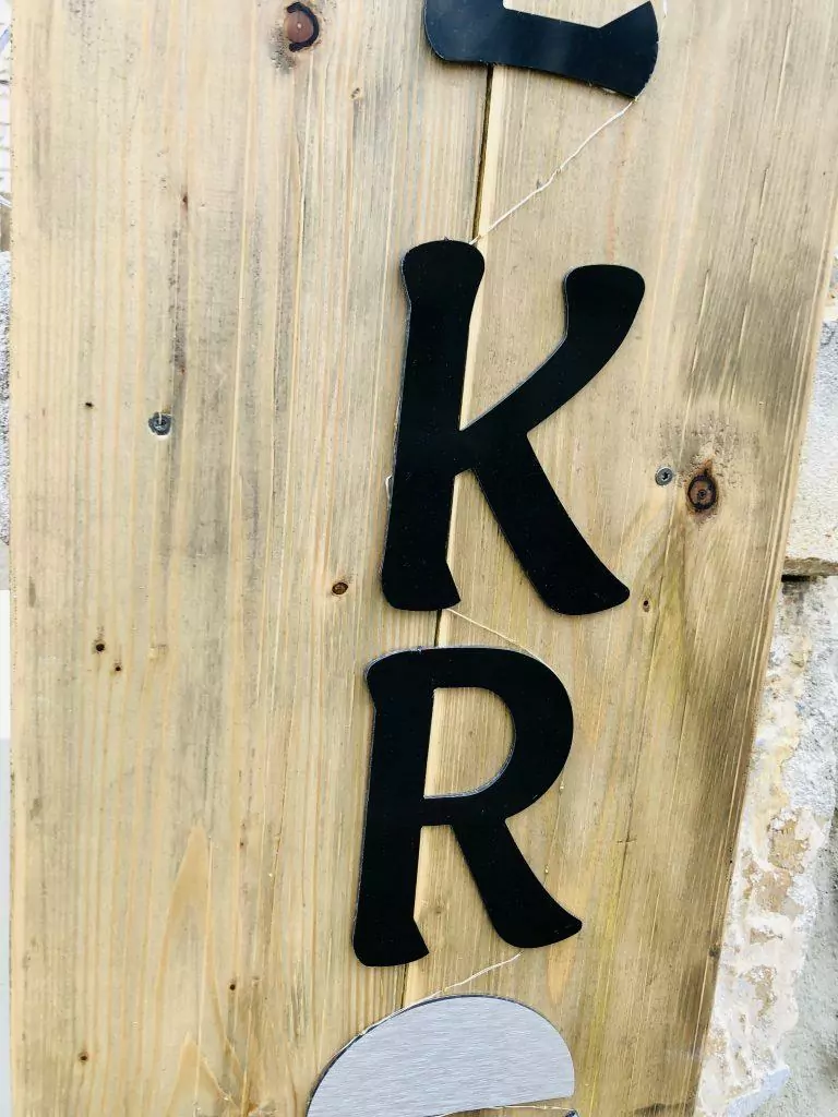 Enseigne lettres découpée support bois