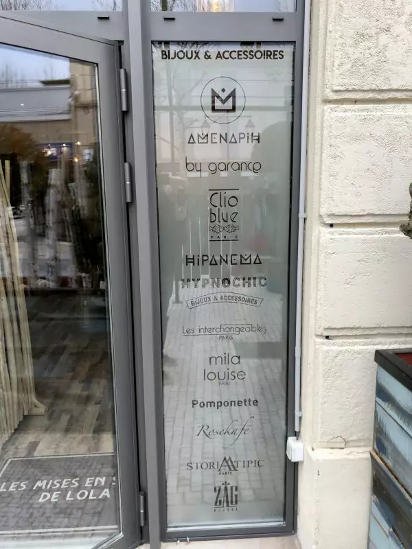 adhesif vitrine magasin meubles